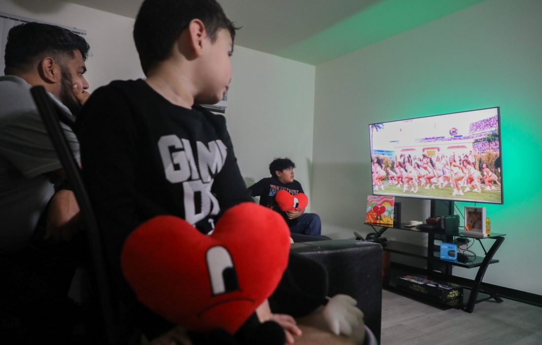 El espectáculo de medio tiempo de Bad Bunny fue una celebración cultural. (Ashley Wilson | The Phoenix)