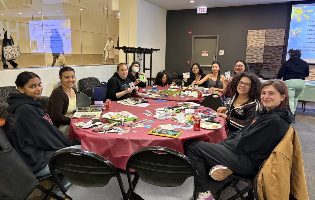 Los estudiantes participaron en un “círculo” para discutir y promover la colaboración. (Jens Istvan | The Phoenix)