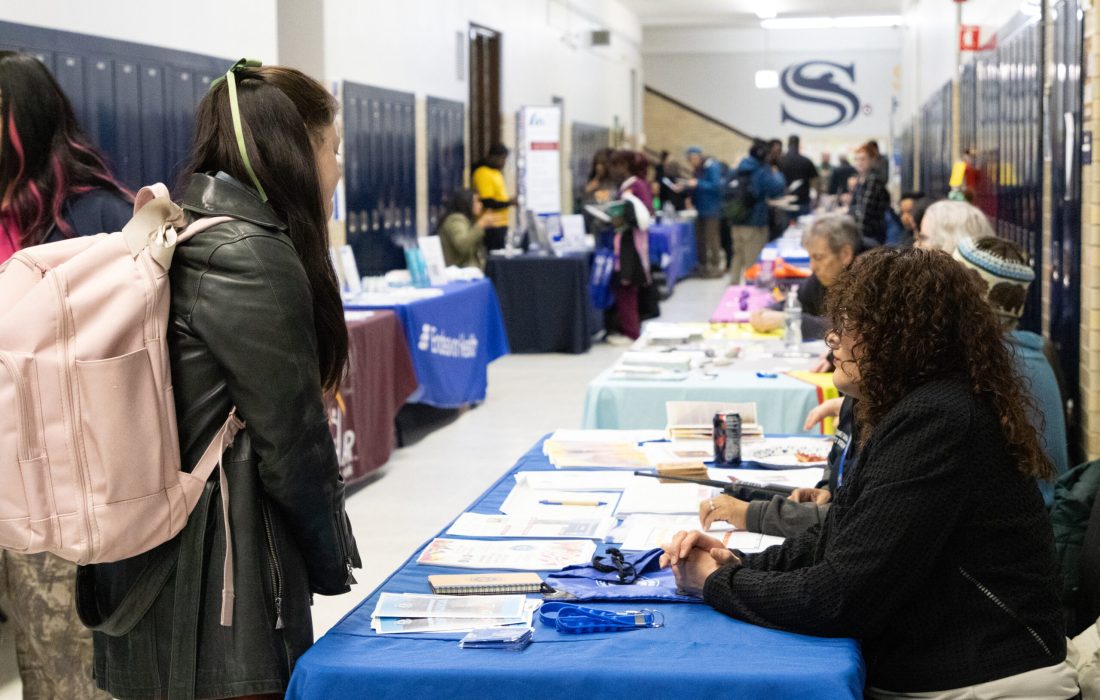 El distrito electoral decidió que una feria de recursos se adaptaría mejor a las necesidades de sus constituyentes. (Kayla Tanada | The Phoenix)