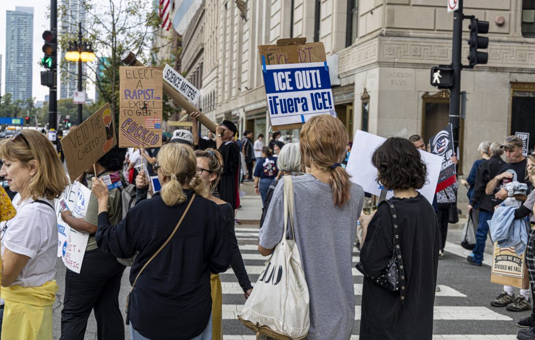 Los manifestantes llevaron letreros en inglés y español a la Manifestación No Kings en octubre.(Niko Zvodinsky | The Phoenix)
