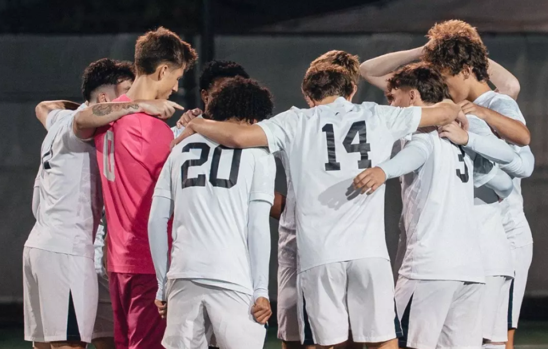 The team huddles during 4-0 shutout. (Courtesy of Loyola Athletics)
