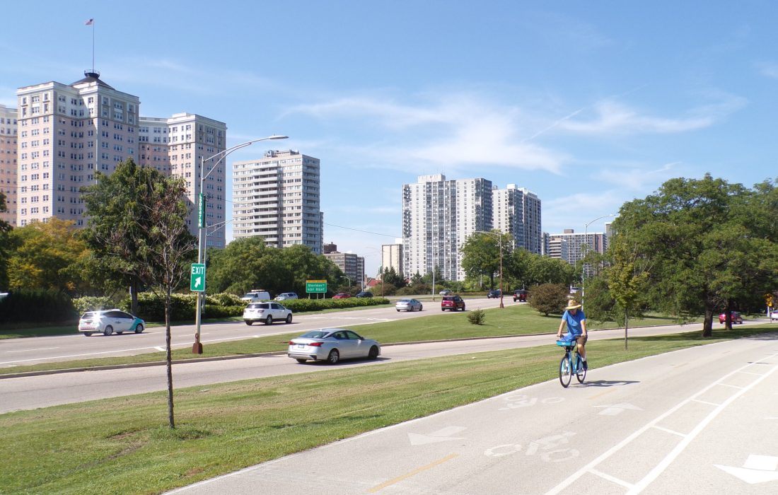 A biker riding adjacent to DuSable Lake Shore Drive. (Seamus Chiles Troutman│The Phoenix)