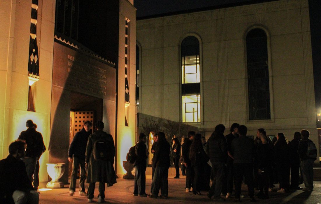 Los estudiantes se reunieron la tarde del 19 de marzo para velar a la estudiante asesinada de primer año Sheridan Gorman.(Sophia Reass / The Phoenix)