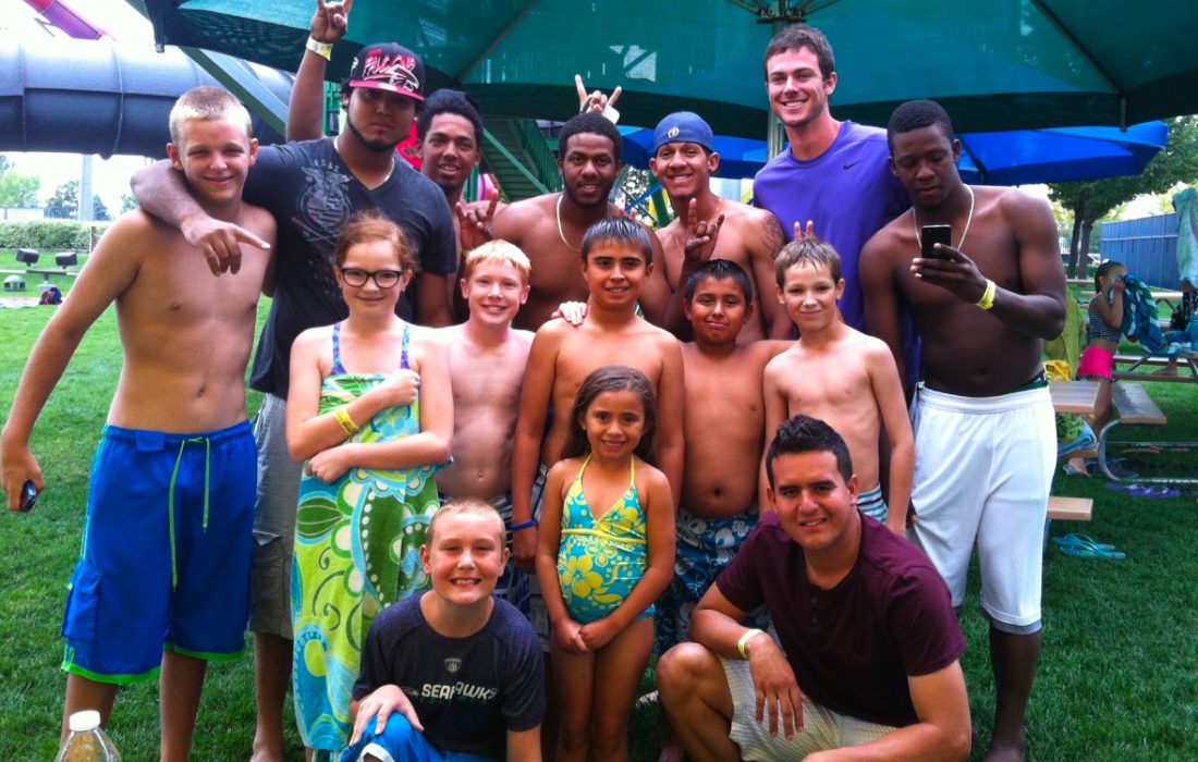 Piña (center) stands with several Hawks players, including future MVP and Chicago Cubs star Kris Bryant. (Courtesy of Alejandra Pina).