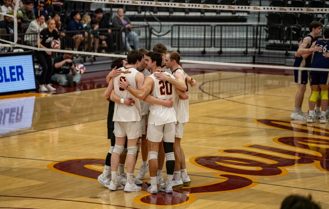 The Ramblers huddle after a point. (Courtesy of Loyola Athletics)
