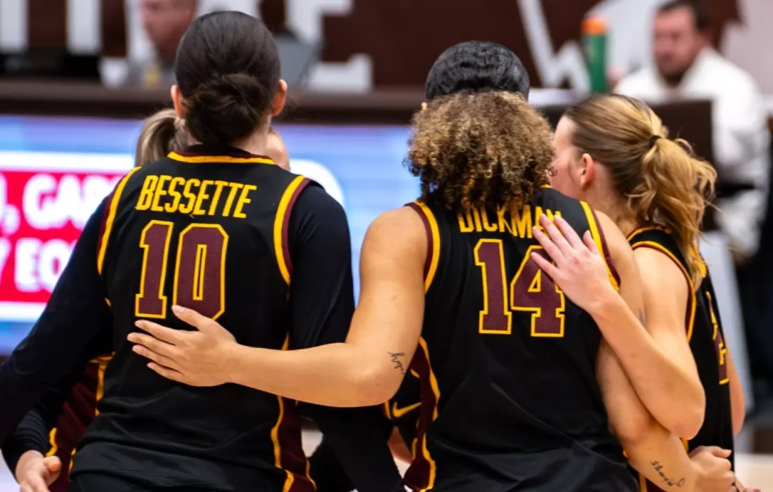 Loyola huddles up during their loss to La Salle. (Courtesy of Loyola Athletics)