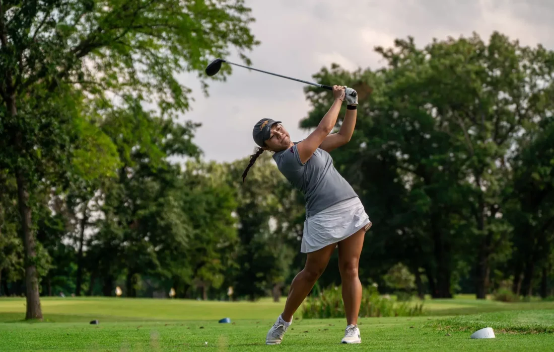 Hui takes a shot on the green. (Courtesy of Loyola Athletics)